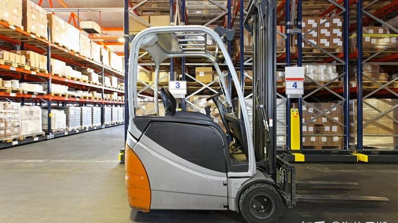 小型电动叉车：揭秘其工作原理与选购要点
